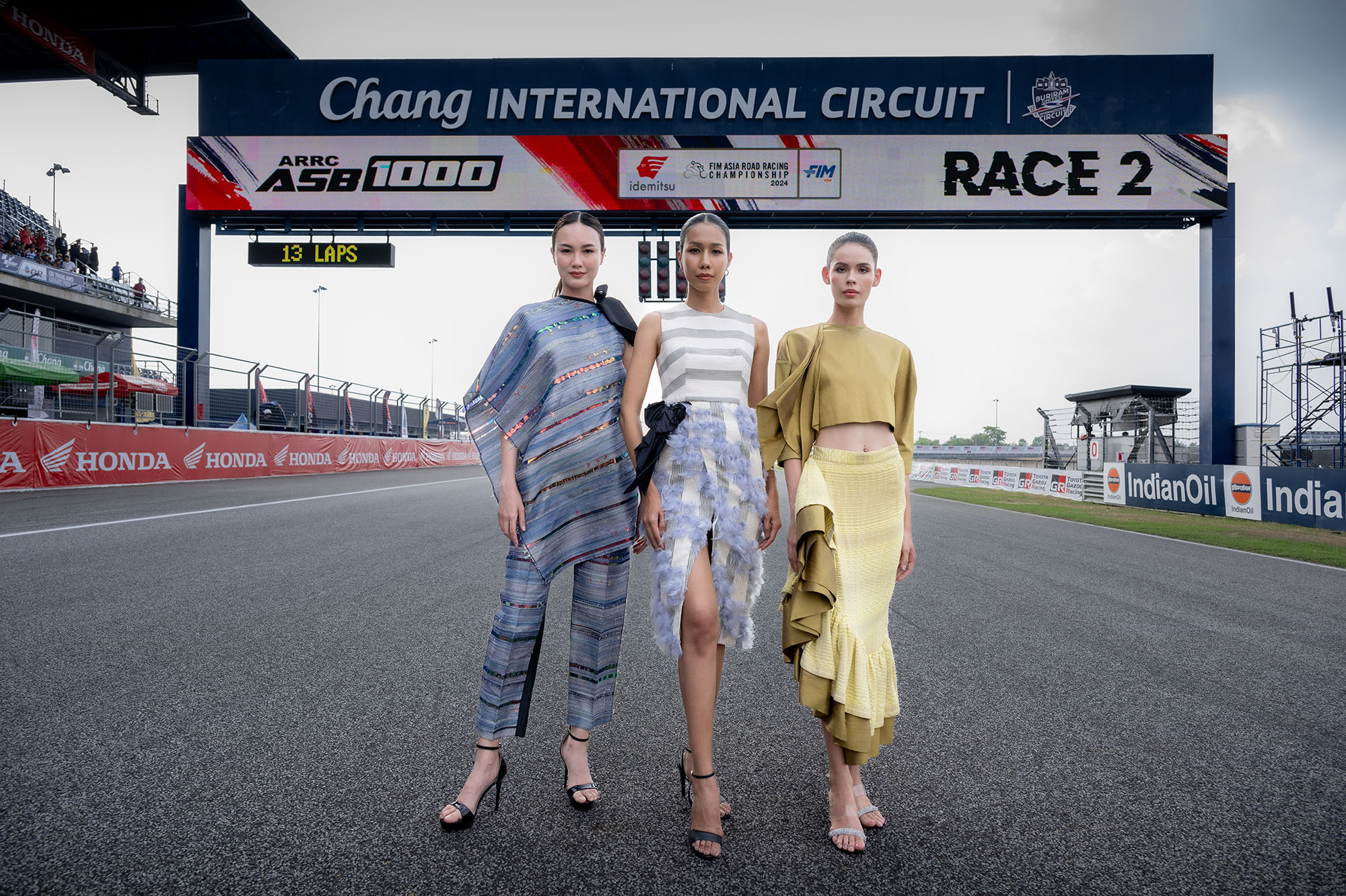 ครั้งแรกในไทย-ครั้งแรกในโลก! “ Grid Girl ชุดผ้าไหมไทย” กระหึ่มศึก ARRC สวย-สง่า สู่สายตาแฟนความเร็ว 77 ล้านคน 70 ประเทศทั่วโลก