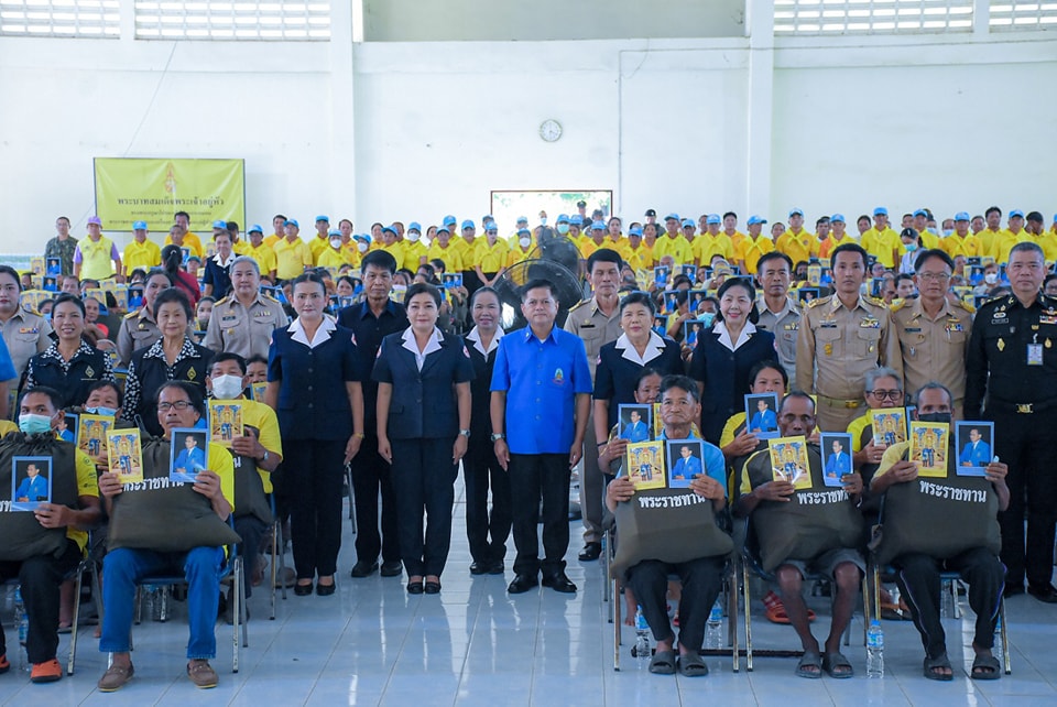 ทรงห่วงใยราษฎรที่ประสบวาตภัย ผู้ว่าฯบุรีรัมย์ เชิญถุงพระราชทานและเครื่องอุปโภคบริโภคไปมอบแก่ราษฎร