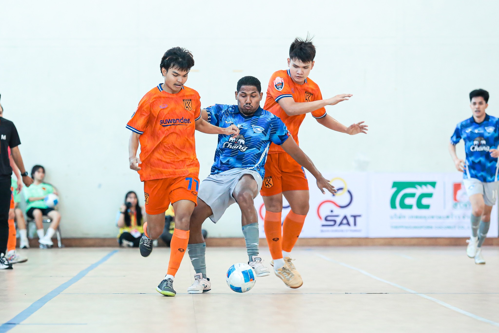ฉลามไฟฟ์ บุกอัด สิงห์ร่มเกล้า 3-2 รั้งท็อปโฟว์