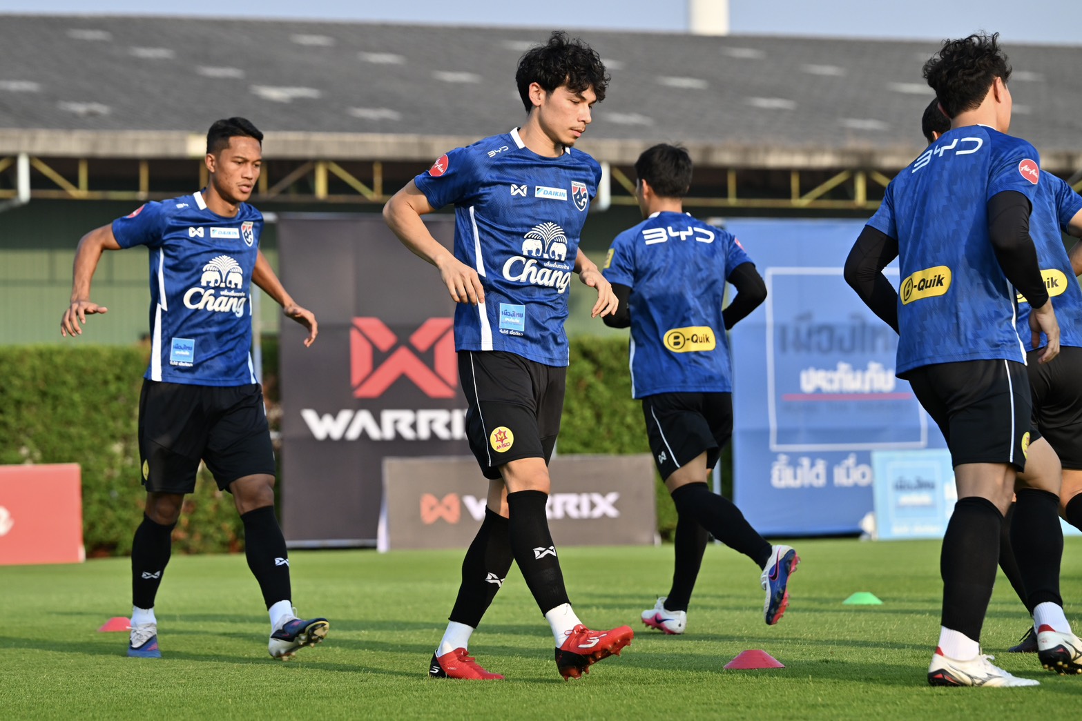 ทีมชาติไทย ซ้อมต่อเนื่อง เตรียมชี้ชะตาดวลเติร์กฯ, “จู๊ด เบลล์-เบน เดวิส” รับสภาพอากาศอาจเป็นข้อได้เปรียบที่ดีของเรา